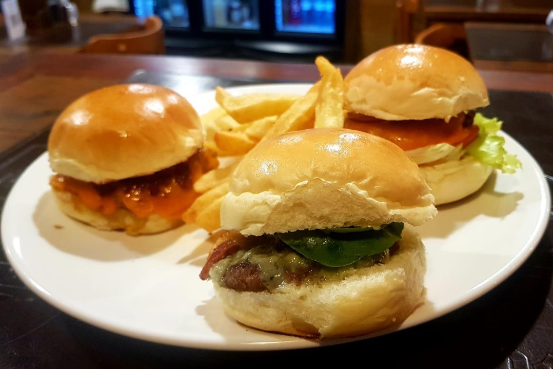 Trio de mini-burger com fritas